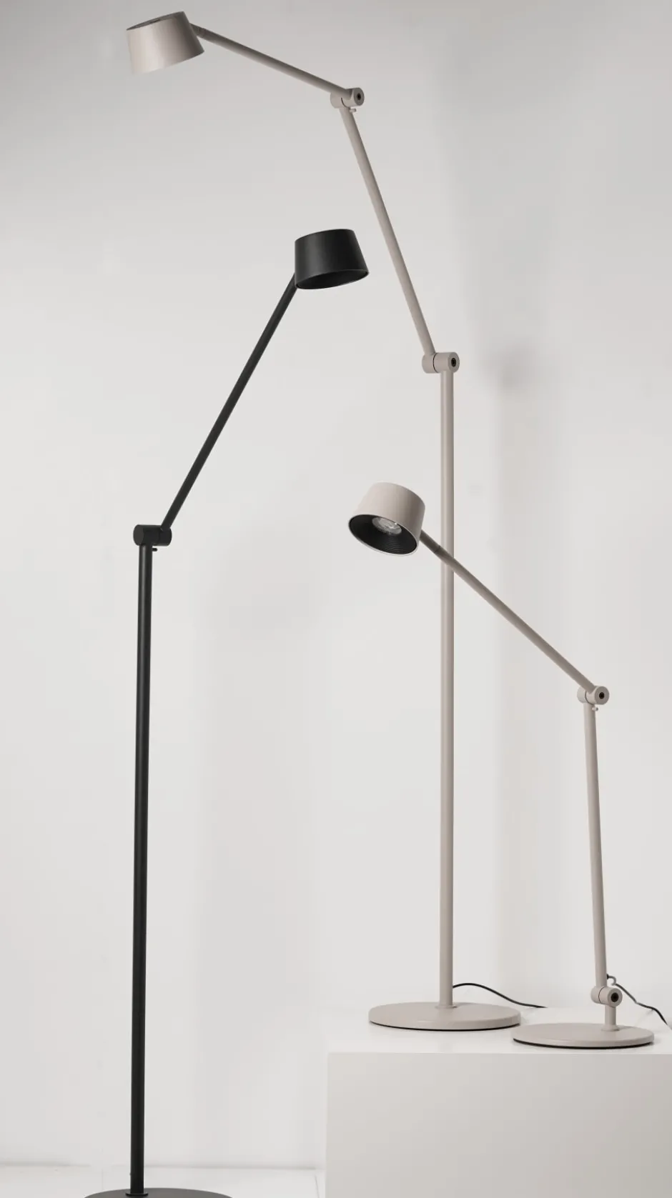 Antidark Direction F1 gulvlampe, sort