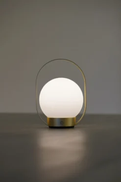 Antidark Palla genopladelig bordlampe, messing
