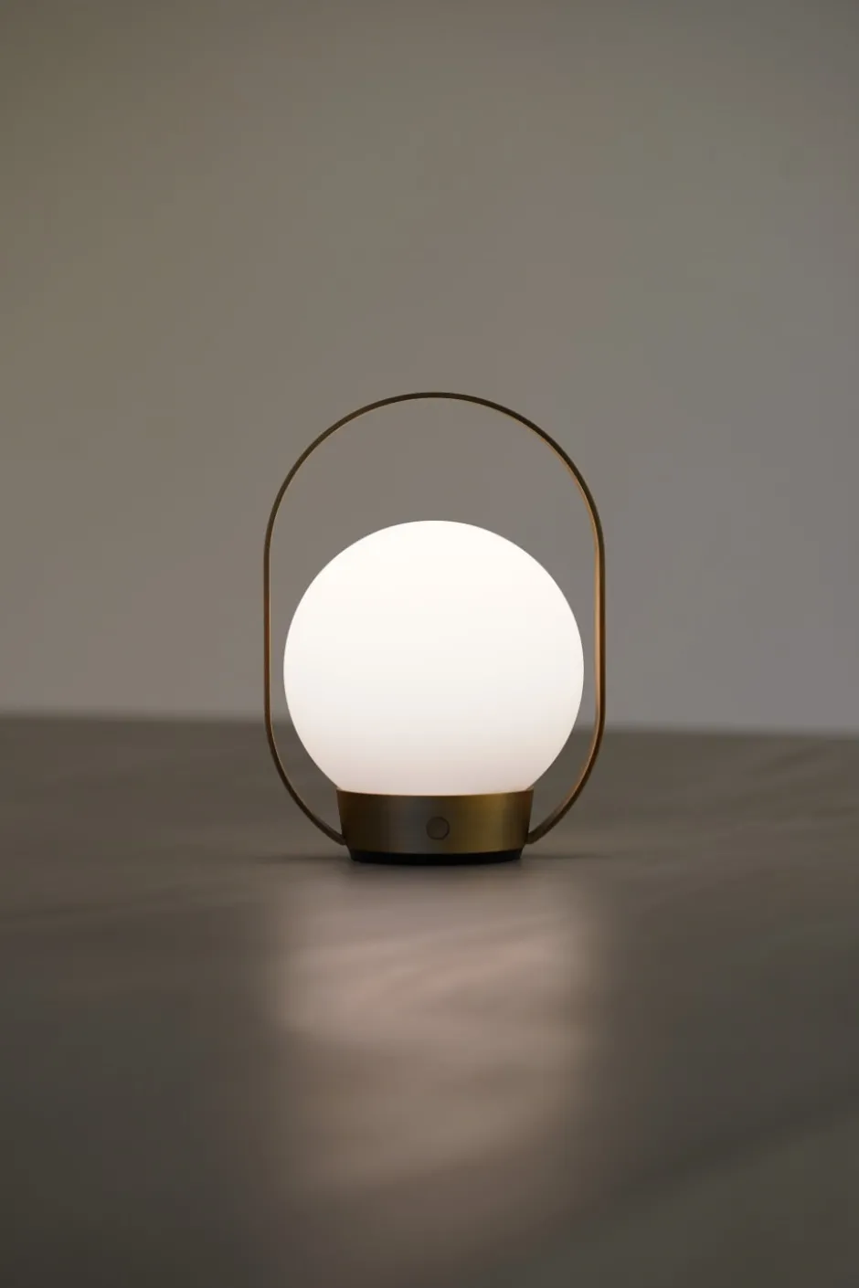 Antidark Palla genopladelig bordlampe, poleret messing