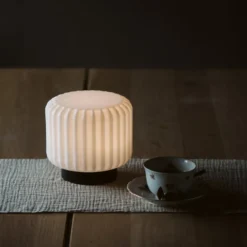 Atelier Pierre Dentelles genopladelig bordlampe, H15 cm, sort