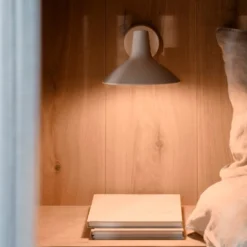 Dttp Darci væglampe, kort, sandfarvet