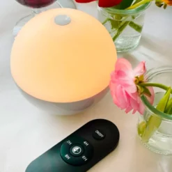 Dyberg Larsen Alba genopladelig bordlampe, hvid