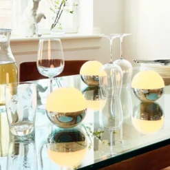 Dyberg Larsen Alba genopladelig bordlampe, krom