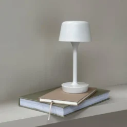 Dyberg Larsen Flow genopladelig bordlampe, beige