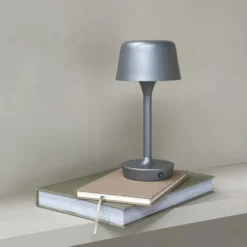 Dyberg Larsen Flow genopladelig bordlampe, grå