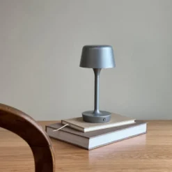 Dyberg Larsen Flow genopladelig bordlampe, grå