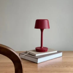 Dyberg Larsen Flow genopladelig bordlampe, rød