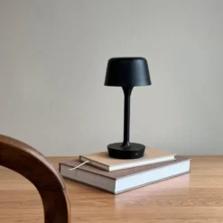 Dyberg Larsen Flow genopladelig bordlampe, sort