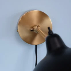 Dyberg Larsen Futura væglampe, messing