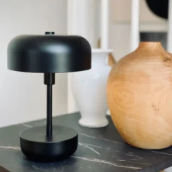 Dyberg Larsen Haipot genopladelig bordlampe, sort