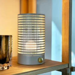 Dyberg Larsen Mesh genopladelig bordlampe, hvid