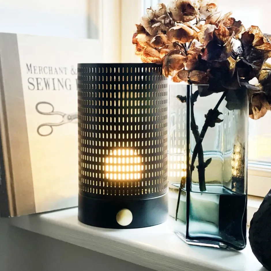 Dyberg Larsen Mesh genopladelig bordlampe, sort