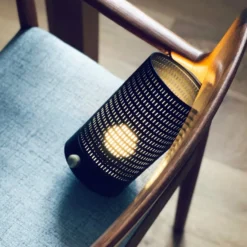 Dyberg Larsen Mesh genopladelig bordlampe, sort