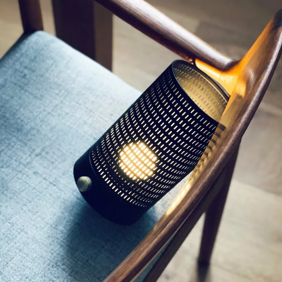 Dyberg Larsen Mesh genopladelig bordlampe, sort