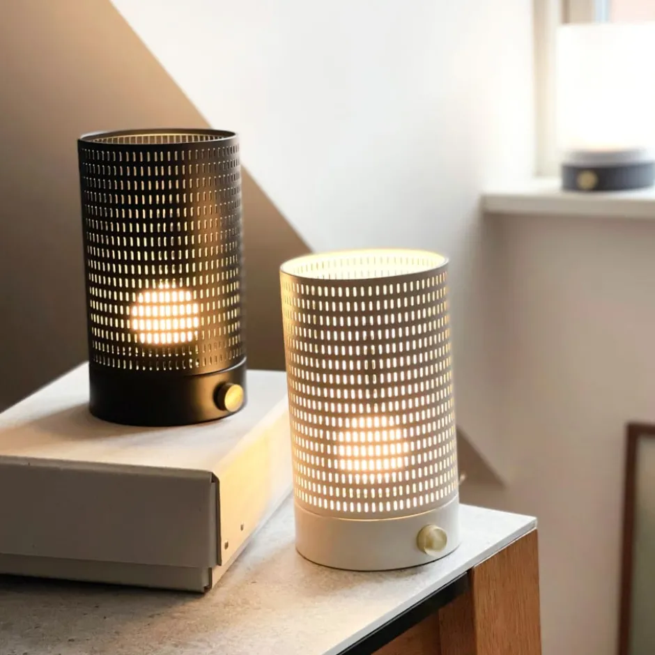 Dyberg Larsen Mesh genopladelig bordlampe, sort