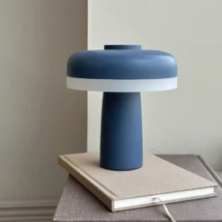 Dyberg Larsen Porter genopladelig bordlampe, blå