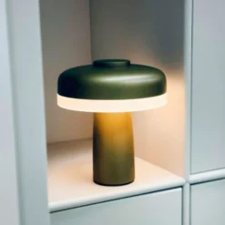 Dyberg Larsen Porter genopladelig bordlampe, grøn