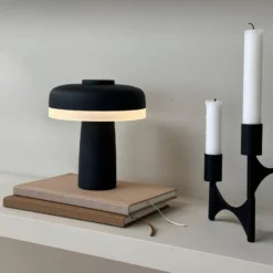 Dyberg Larsen Porter genopladelig bordlampe, sort
