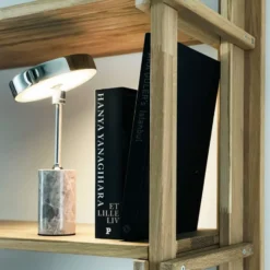 Dyberg Larsen Starlight genopladelig bordlampe, grå marmor