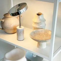 Dyberg Larsen Starlight genopladelig bordlampe, grå marmor
