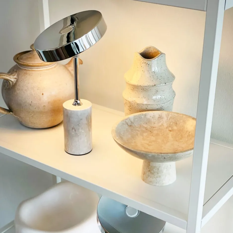 Dyberg Larsen Starlight genopladelig bordlampe, grå marmor