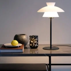 Dyberg Larsen Valby bordlampe