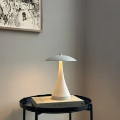 Dyberg Larsen Vienna genopladelig bordlampe, hvid