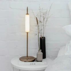 Ekta Living Dunhammer bordlampe, mørk messing