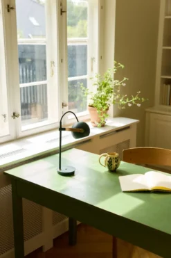 Halo Design D.C genopladelig bordlampe, grøn