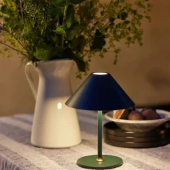 Halo Design Hygge genopladelig bordlampe, H20 cm, mørkegrøn