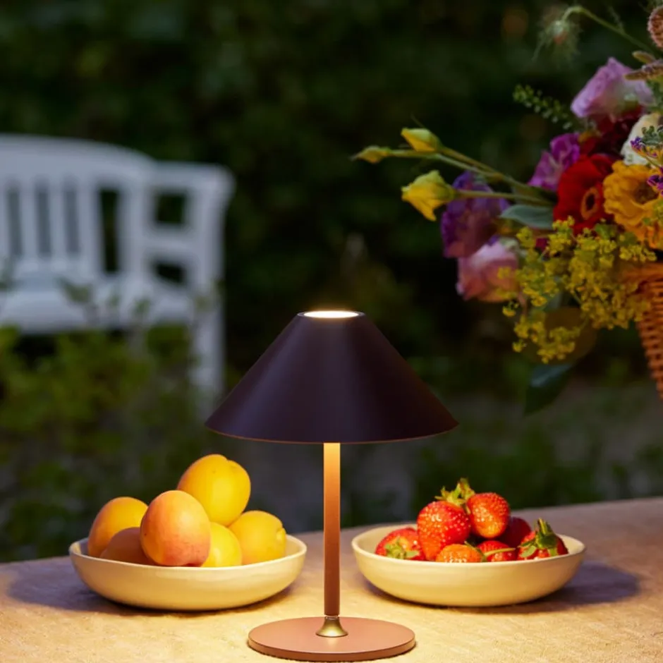 Halo Design Hygge genopladelig bordlampe, H20 cm, mørkerød
