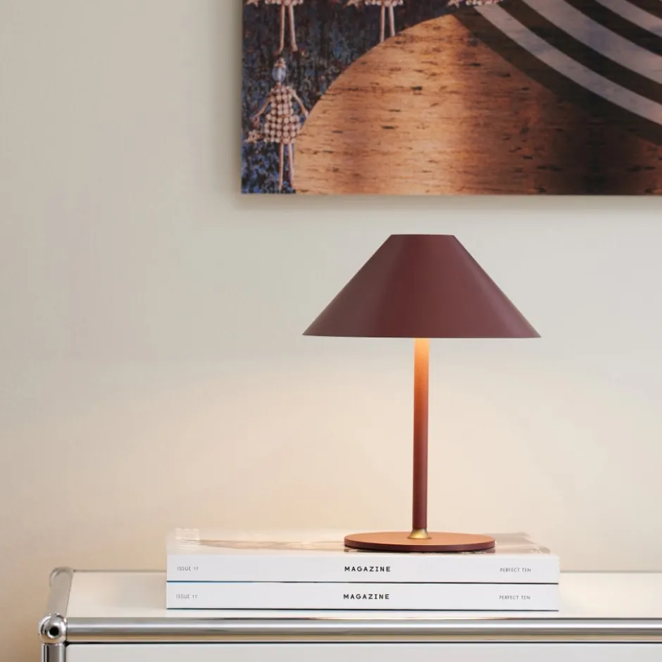 Halo Design Hygge genopladelig bordlampe, H25 cm, mørkerød