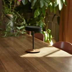 Halo Design On The Move genopladelig bordlampe, sort