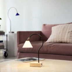 Halo Design Question genopladelig bordlampe, sort/messing