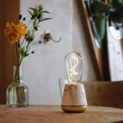 Humble One Smart genopladelig bordlampe, hvid marmor