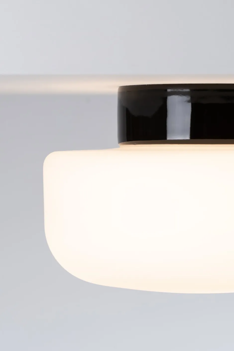 Ifö Electric Solenne loft-/væglampe, sort, Ø25 cm