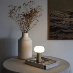 Konstsmide Antibes Mini genopladelig bordlampe, messing