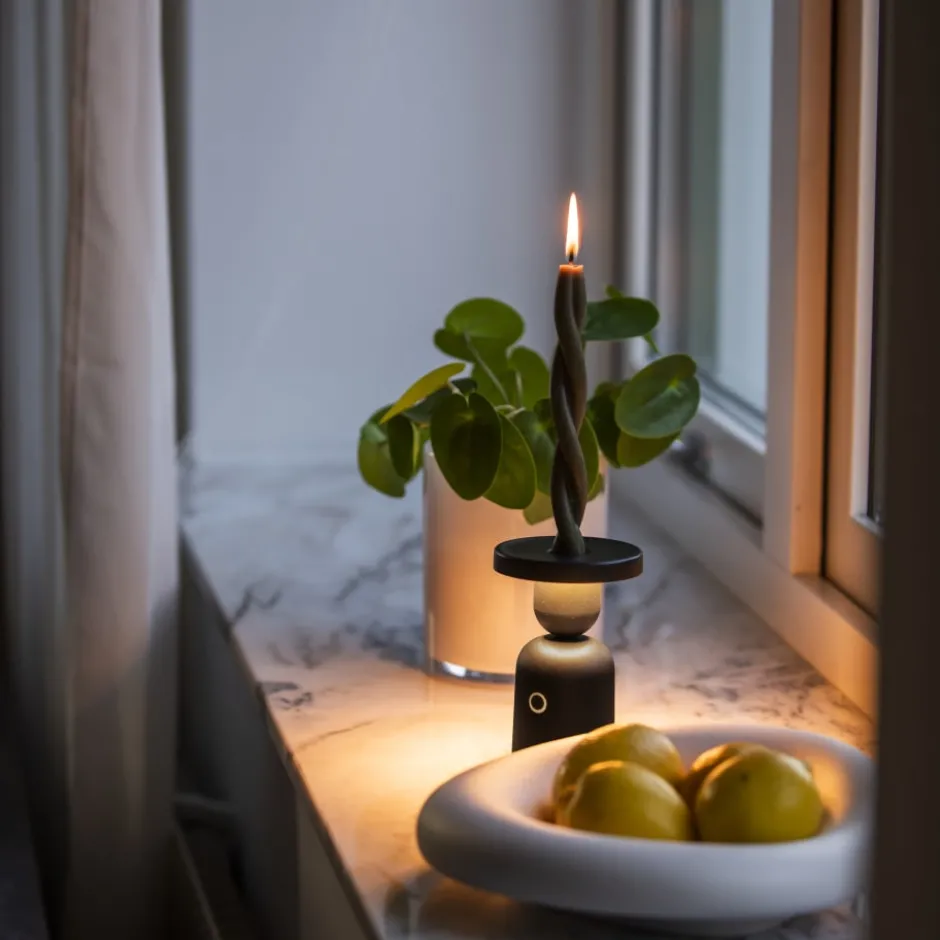 Konstsmide Nantes genopladelig bordlampe med lysestage holder, sort