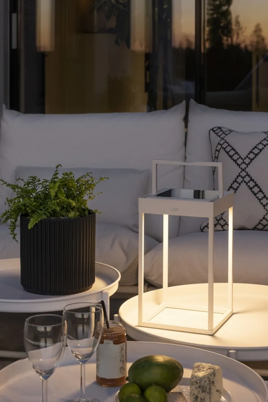 Konstsmide Portofino genopladelig & solcelle bordlampe, hvid