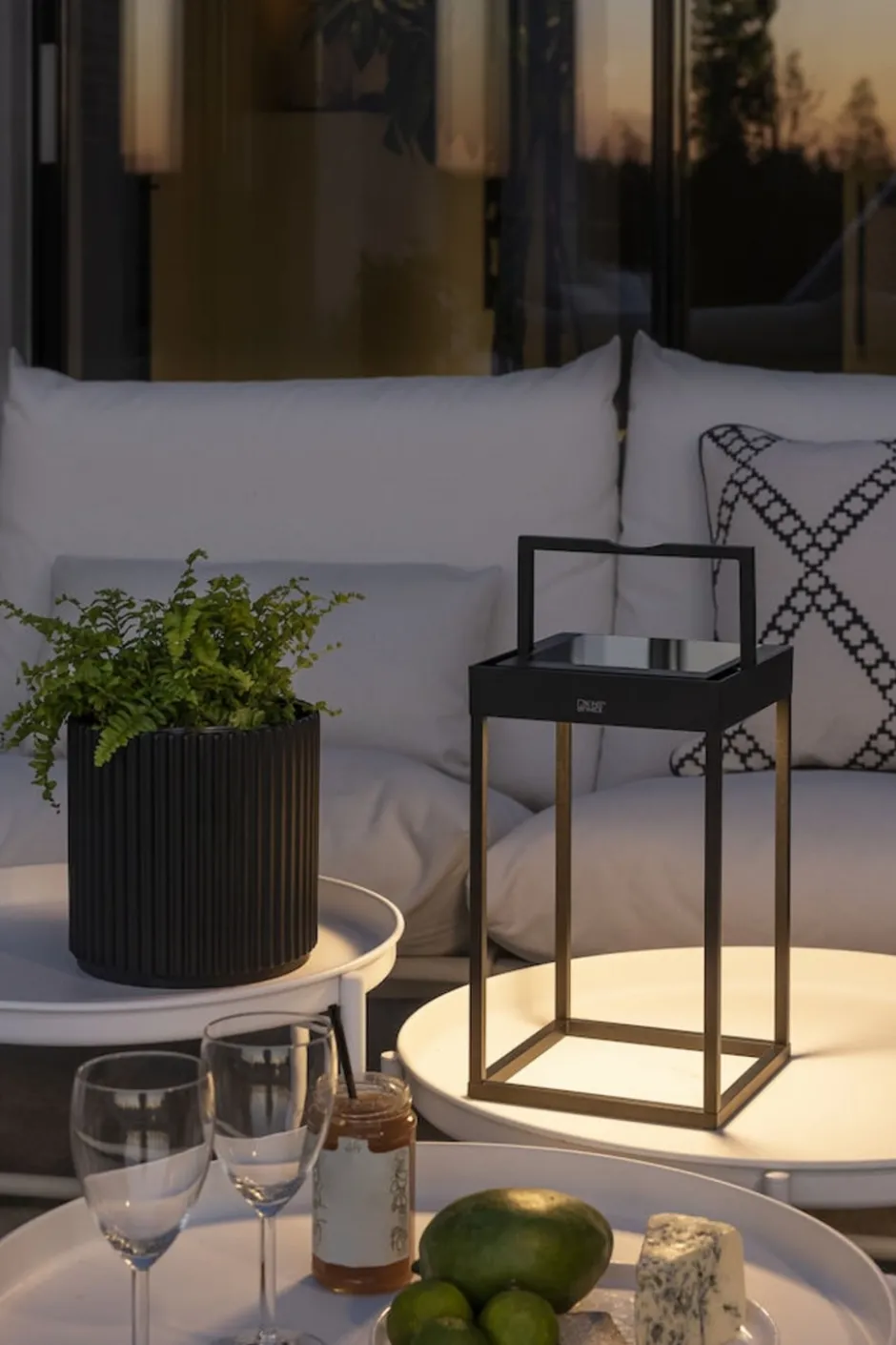Konstsmide Portofino genopladelig & solcelle bordlampe, sort