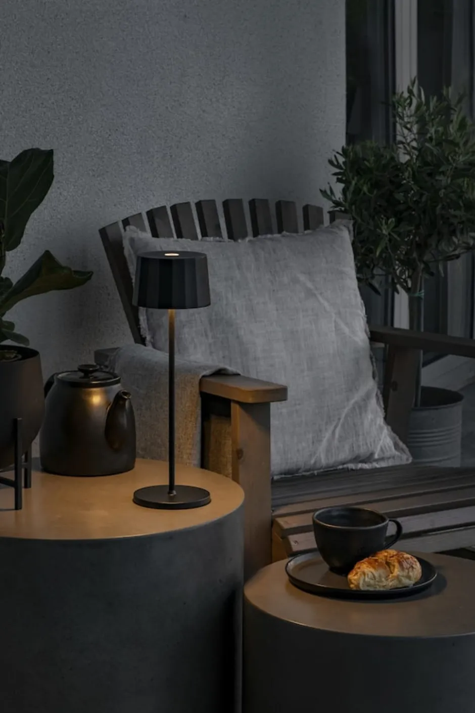 Konstsmide Positano genopladelig udendørs bordlampe, sort