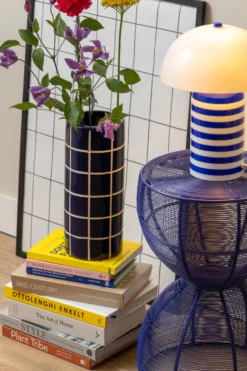Leitmotiv Rayado Retro bordlampe, stribet blå