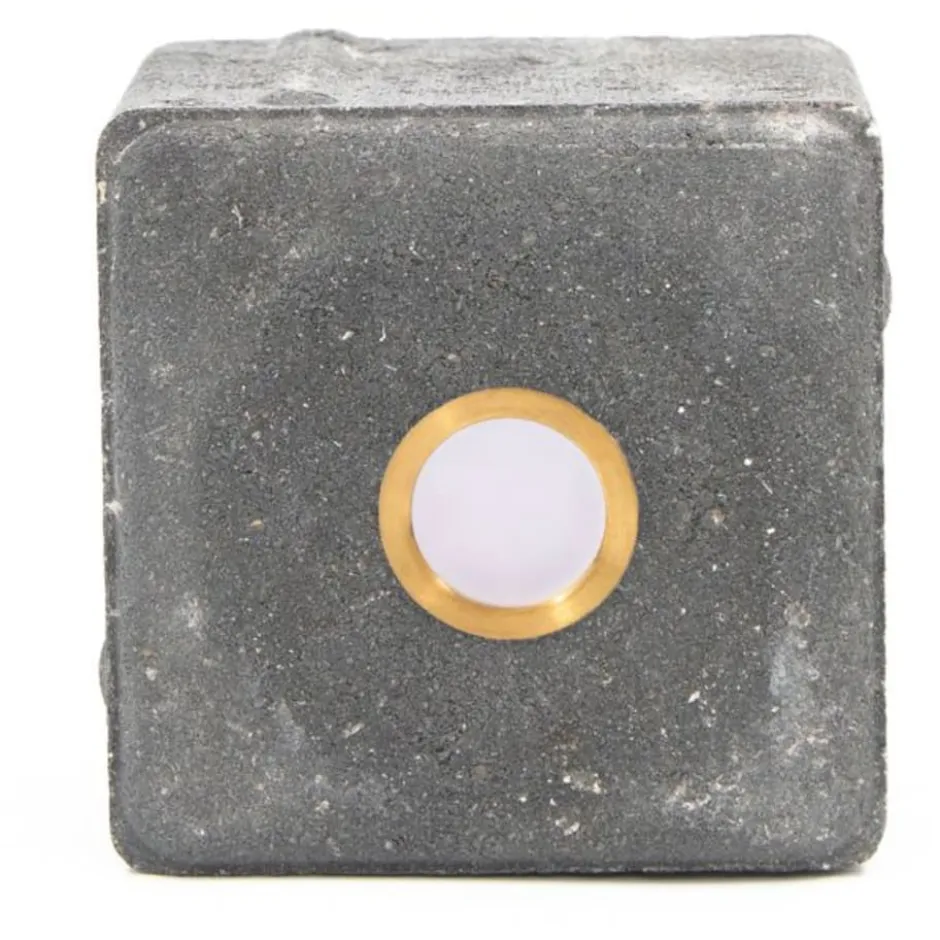 Light By Juhl betonflise med Cosmos messing spot, 10x10x6 cm, antracit