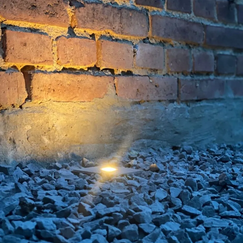 Light By Juhl betonflise med Cosmos messing spot, 10x10x6 cm, antracit