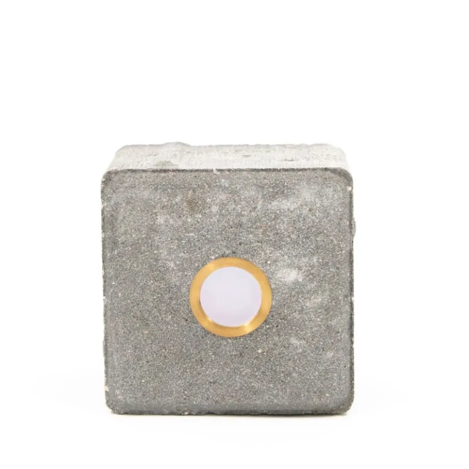 Light By Juhl betonflise med Cosmos messing spot, 10x10x6 cm, grå