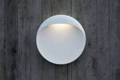 Louis Poulsen Flindt udendørs væglampe, 3000K, hvid, Ø30 cm