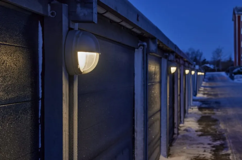Louis Poulsen skotlampe, 3000K, halvskærmet, klar grå