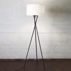 Nielsen Light Uptown gulvlampe, sorte ben og råhvid skærm