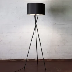 Nielsen Light Uptown gulvlampe, sorte ben og sort skærm