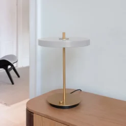 Umage Asteria bordlampe med USB, lysegrå
